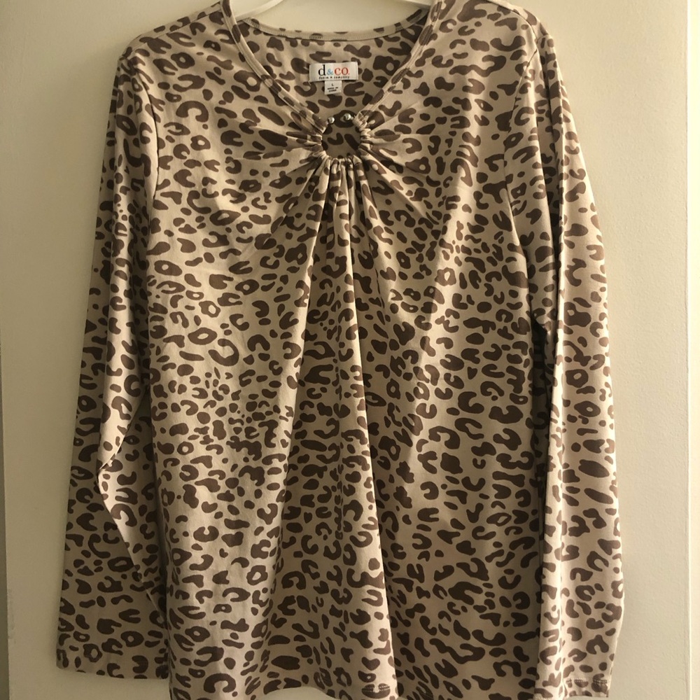 d&co. Woman’s top size Large. New w/o tags.